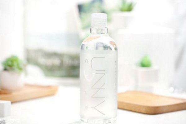 化妝水和卸妝水有什么區(qū)別 卸妝水與爽膚水區(qū)別 化妝水和卸妝水有什么區(qū)別 卸妝水與爽膚水區(qū)別