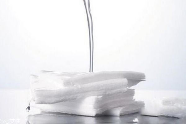 化妝水和卸妝水有什么區(qū)別 卸妝水與爽膚水區(qū)別 化妝水和卸妝水有什么區(qū)別 卸妝水與爽膚水區(qū)別