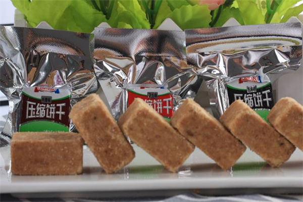 吃壓縮餅干能喝水嗎 吃壓縮餅干喝水撐死是真的嗎 吃壓縮餅干能喝水嗎 吃壓縮餅干喝水撐死是真的嗎