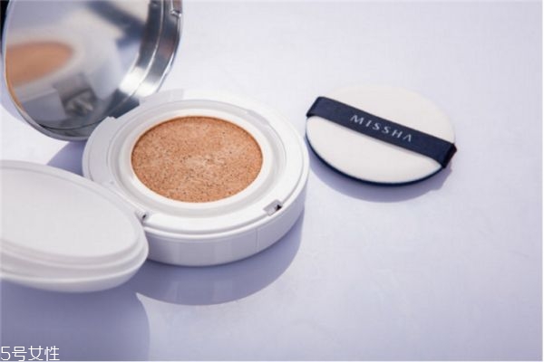 涂氣墊bb之前要涂什么 氣墊bb霜怎么用才正確 涂氣墊bb之前要涂什么 氣墊bb霜怎么用才正確