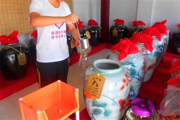 散裝白酒和瓶裝白酒的區(qū)別 散裝白酒和瓶裝酒哪個好 散裝白酒和瓶裝白酒的區(qū)別 散裝白酒和瓶裝酒哪個好