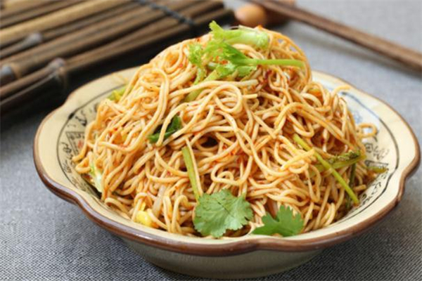 做涼面用干面還是濕面 用濕面條怎么做涼面 做涼面用干面還是濕面 用濕面條怎么做涼面