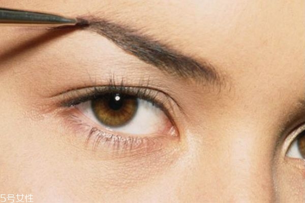 先畫眉毛還是先定妝 眉毛畫完需要定妝嗎 先畫眉毛還是先定妝 眉毛畫完需要定妝嗎