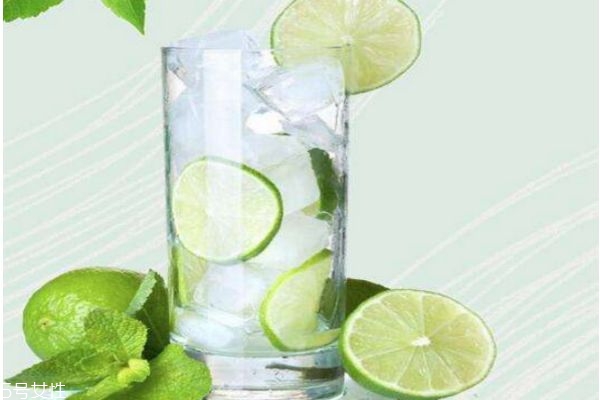 檸檬水搭配什么泡比較好 怎么用檸檬泡水喝美白效果好 檸檬水搭配什么泡比較好 怎么用檸檬泡水喝美白效果好