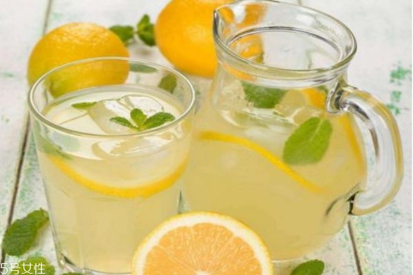 檸檬泡水怎么泡好喝 檸檬水的正確泡法 檸檬泡水怎么泡好喝 檸檬水的正確泡法