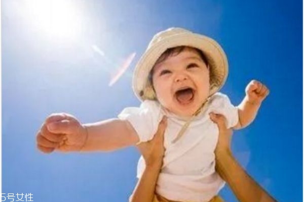嬰兒夏天幾點(diǎn)曬太陽 嬰兒夏天曬太陽要注意 嬰兒夏天幾點(diǎn)曬太陽 嬰兒夏天曬太陽要注意