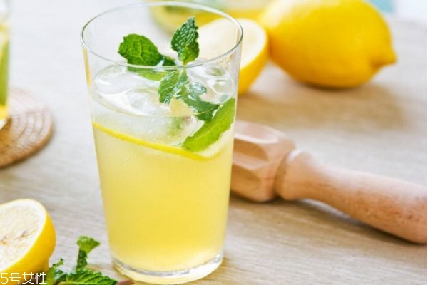 喝了檸檬水不能曬太陽嗎 喝檸檬水多久能曬太陽 喝了檸檬水不能曬太陽嗎 喝檸檬水多久能曬太陽