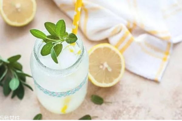 檸檬泡水怎么泡好喝 檸檬水的正確泡法 檸檬泡水怎么泡好喝 檸檬水的正確泡法