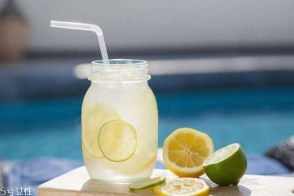 檸檬水怎么做 長期喝檸檬水有什么好處和壞處 檸檬水怎么做 長期喝檸檬水有什么好處和壞處