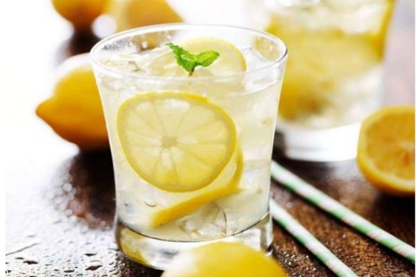 檸檬水怎么做 長期喝檸檬水有什么好處和壞處 檸檬水怎么做 長期喝檸檬水有什么好處和壞處