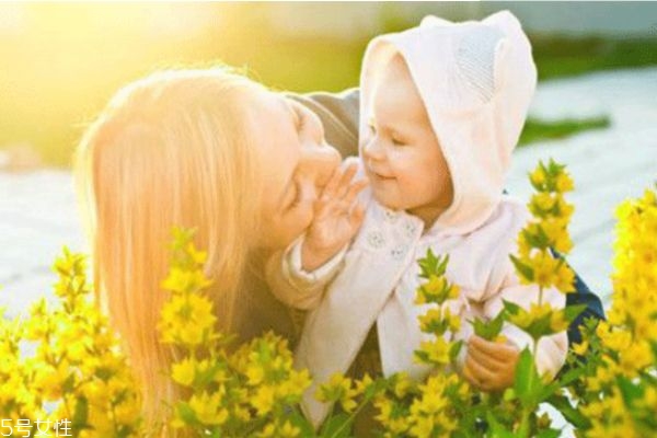 嬰兒夏天幾點(diǎn)曬太陽 嬰兒夏天曬太陽要注意 嬰兒夏天幾點(diǎn)曬太陽 嬰兒夏天曬太陽要注意