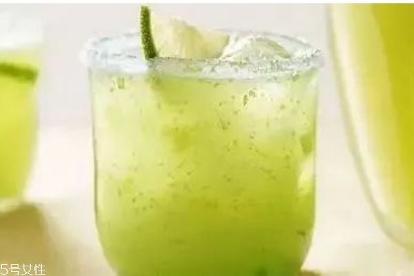 白天喝檸檬水皮膚會變黑嗎 檸檬泡水的功效與作用 白天喝檸檬水皮膚會變黑嗎 檸檬泡水的功效與作用