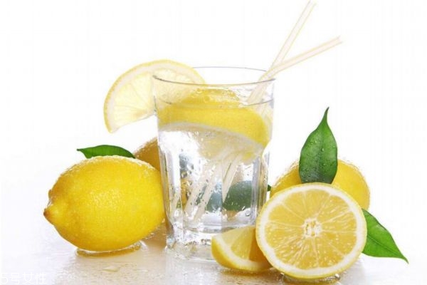 喝了檸檬水不能曬太陽嗎 喝檸檬水多久能曬太陽 喝了檸檬水不能曬太陽嗎 喝檸檬水多久能曬太陽