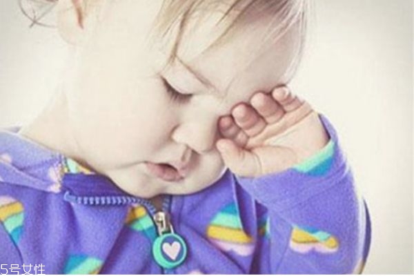 嬰兒夏天幾點(diǎn)曬太陽 嬰兒夏天曬太陽要注意 嬰兒夏天幾點(diǎn)曬太陽 嬰兒夏天曬太陽要注意