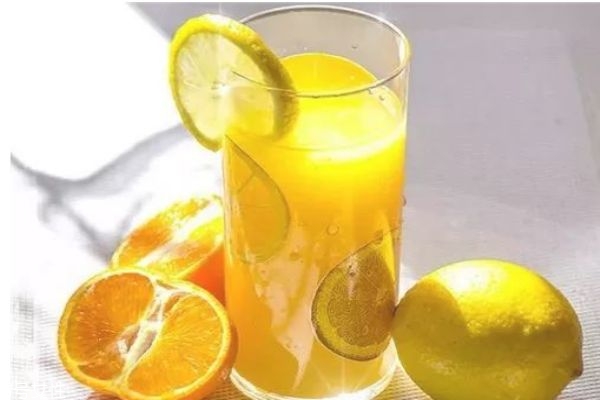 白天喝檸檬水皮膚會變黑嗎 檸檬泡水的功效與作用 白天喝檸檬水皮膚會變黑嗎 檸檬泡水的功效與作用