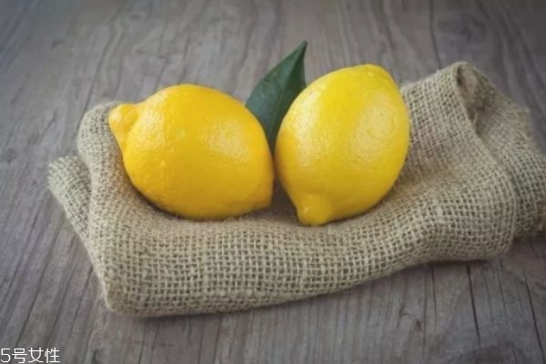 檸檬水搭配什么泡比較好 怎么用檸檬泡水喝美白效果好 檸檬水搭配什么泡比較好 怎么用檸檬泡水喝美白效果好