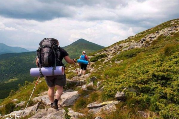 爬山吃什么補(bǔ)充能量 爬山必備裝備 爬山吃什么補(bǔ)充能量 爬山必備裝備