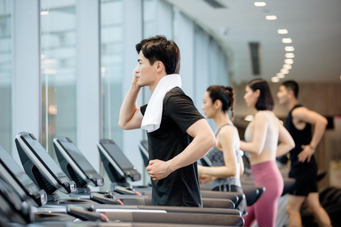 跑步會(huì)傷害膝關(guān)節(jié)嗎？注意正確的方法還要補(bǔ)氨糖