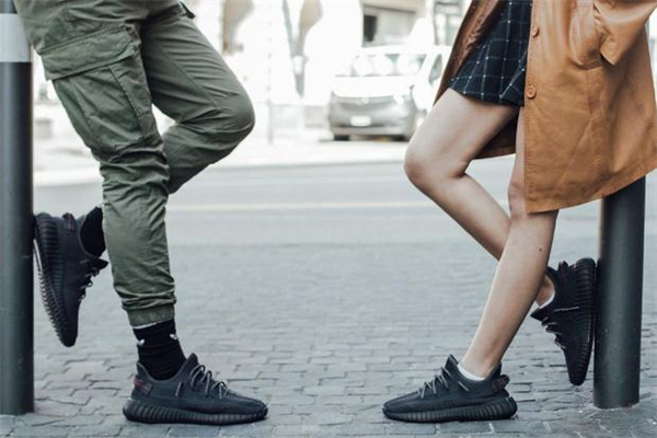 yeezy350黑天使搭配什么褲子好看 椰子黑天使配什么襪子 yeezy350黑天使搭配什么褲子好看 椰子黑天使配什么襪子