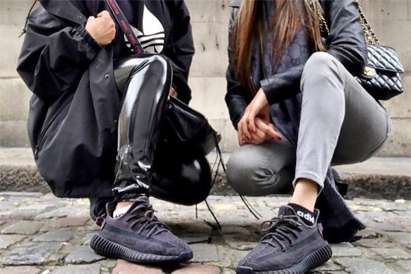 yeezy350黑天使搭配什么褲子好看 椰子黑天使配什么襪子 yeezy350黑天使搭配什么褲子好看 椰子黑天使配什么襪子