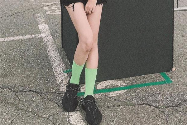 yeezy350黑天使搭配什么褲子好看 椰子黑天使配什么襪子 yeezy350黑天使搭配什么褲子好看 椰子黑天使配什么襪子