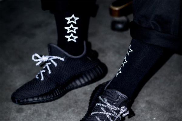 yeezy350黑天使搭配什么褲子好看 椰子黑天使配什么襪子 yeezy350黑天使搭配什么褲子好看 椰子黑天使配什么襪子