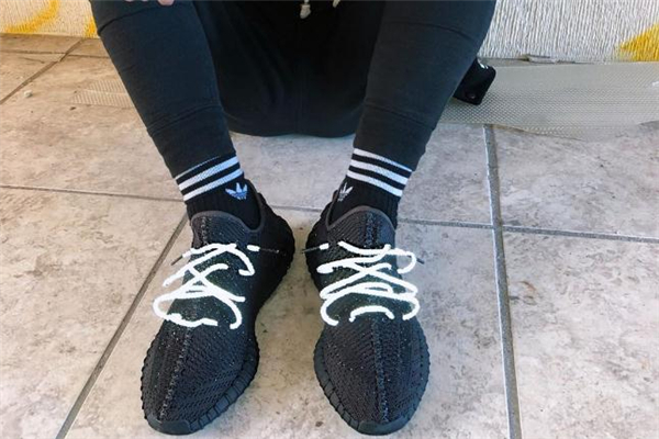 yeezy350黑天使搭配什么褲子好看 椰子黑天使配什么襪子 yeezy350黑天使搭配什么褲子好看 椰子黑天使配什么襪子