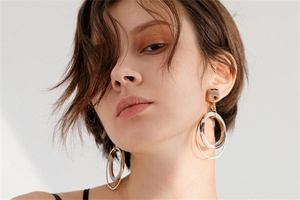 戴什么樣的耳環(huán)有氣質(zhì) 今夏最流行款式 戴什么樣的耳環(huán)有氣質(zhì) 今夏最流行款式