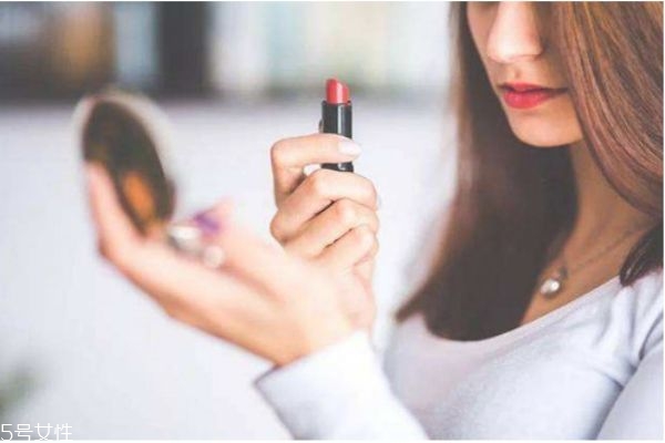 涂口紅算化妝嗎 光涂口紅是不是化妝 涂口紅算化妝嗎 光涂口紅是不是化妝