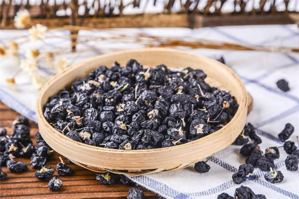 黑枸杞泡酒可以放冰糖嗎 黑枸杞和什么一起泡酒好 黑枸杞泡酒可以放冰糖嗎 黑枸杞和什么一起泡酒好