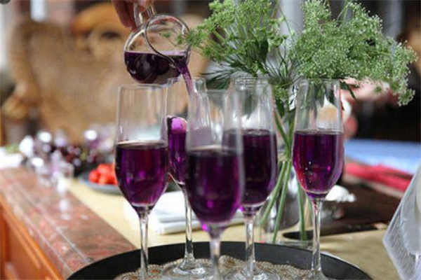 黑枸杞泡酒可以放冰糖嗎 黑枸杞和什么一起泡酒好 黑枸杞泡酒可以放冰糖嗎 黑枸杞和什么一起泡酒好