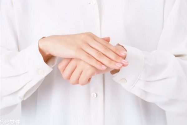 手上起小水泡癢會(huì)傳染嗎 手上起小水泡癢怎么辦 手上起小水泡癢會(huì)傳染嗎 手上起小水泡癢怎么辦