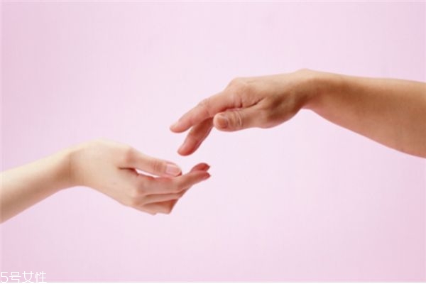 手上起小水泡癢會(huì)傳染嗎 手上起小水泡癢怎么辦 手上起小水泡癢會(huì)傳染嗎 手上起小水泡癢怎么辦