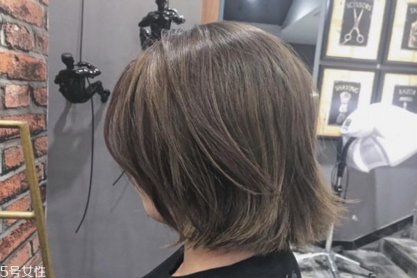 燙頭發(fā)和染頭發(fā)哪個(gè)傷害大 燙頭和染頭哪個(gè)更傷頭發(fā) 燙頭發(fā)和染頭發(fā)哪個(gè)傷害大 燙頭和染頭哪個(gè)更傷頭發(fā)