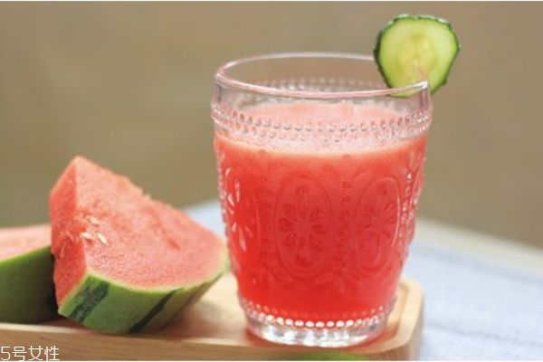西瓜和什么水果榨汁好喝 西瓜搭配什么水果榨汁 西瓜和什么水果榨汁好喝 西瓜搭配什么水果榨汁