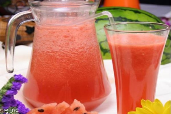 減肥可以喝西瓜汁嗎 喝西瓜汁的注意事項(xiàng) 減肥可以喝西瓜汁嗎 喝西瓜汁的注意事項(xiàng)