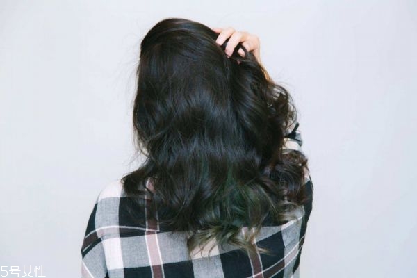 燙頭發(fā)和染頭發(fā)哪個(gè)傷害大 燙頭和染頭哪個(gè)更傷頭發(fā) 燙頭發(fā)和染頭發(fā)哪個(gè)傷害大 燙頭和染頭哪個(gè)更傷頭發(fā)