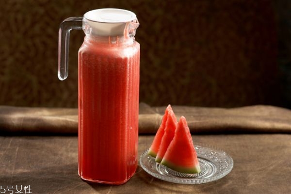 西瓜榨汁要不要去籽 西瓜飲品的做法大全 西瓜榨汁要不要去籽 西瓜飲品的做法大全