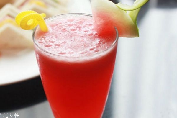 西瓜榨汁要不要去籽 西瓜飲品的做法大全 西瓜榨汁要不要去籽 西瓜飲品的做法大全