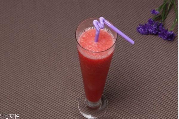 西瓜和什么水果榨汁好喝 西瓜搭配什么水果榨汁 西瓜和什么水果榨汁好喝 西瓜搭配什么水果榨汁