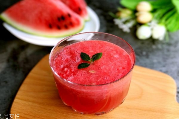 西瓜榨汁要不要去籽 西瓜飲品的做法大全 西瓜榨汁要不要去籽 西瓜飲品的做法大全