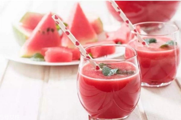 減肥可以喝西瓜汁嗎 喝西瓜汁的注意事項(xiàng) 減肥可以喝西瓜汁嗎 喝西瓜汁的注意事項(xiàng)