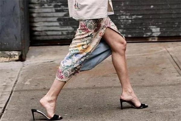 開叉裙搭配什么鞋子 性感熱辣出街 開叉裙搭配什么鞋子 性感熱辣出街