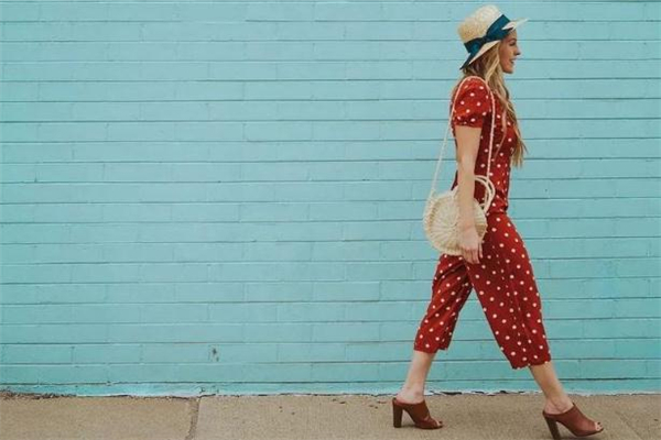 波點(diǎn)連體褲什么顏色好看 波點(diǎn)連體褲時(shí)髦穿搭 波點(diǎn)連體褲什么顏色好看 波點(diǎn)連體褲時(shí)髦穿搭