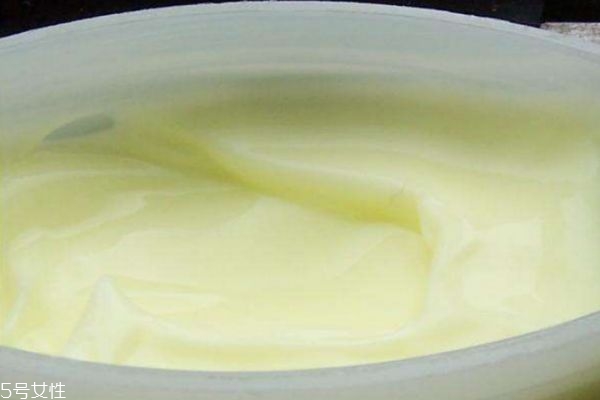 凡士林去眼袋嗎 凡士林的美容小妙用 凡士林去眼袋嗎 凡士林的美容小妙用