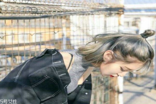 夏季應(yīng)該怎么樣扎丸子頭 半丸子頭 夏季應(yīng)該怎么樣扎丸子頭 半丸子頭