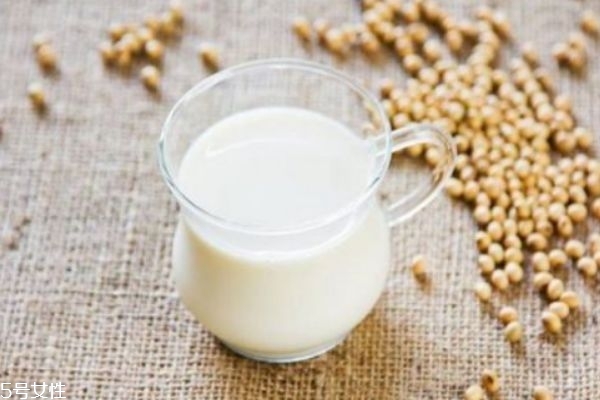 牛奶和豆?jié){哪一個營養(yǎng)更高 牛奶和豆?jié){的區(qū)別 牛奶和豆?jié){哪一個營養(yǎng)更高 牛奶和豆?jié){的區(qū)別