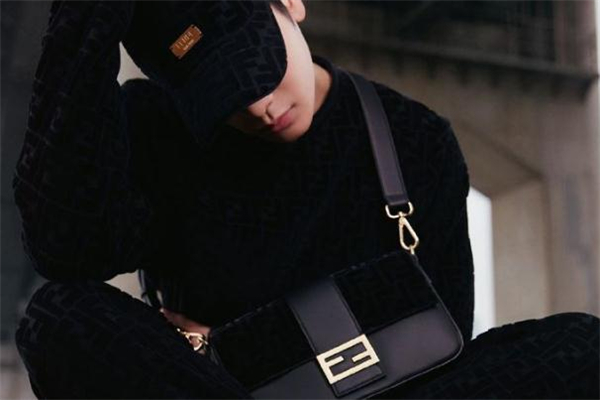 fendi王嘉爾聯(lián)名包包多少錢 fendi王嘉爾限定聯(lián)名價(jià)格