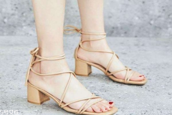 今年夏季最流行的鞋子 鞋子和包包的搭配技巧 今年夏季最流行的鞋子 鞋子和包包的搭配技巧