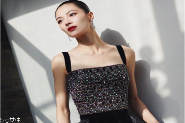 女生怎么練肩頸線 完美的肩頸線讓你氣質(zhì)出眾 女生怎么練肩頸線 完美的肩頸線讓你氣質(zhì)出眾